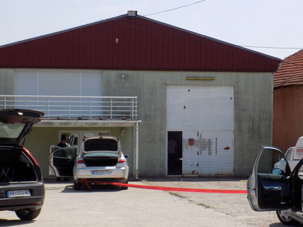 Бизнисмен убијен на кућном прагу